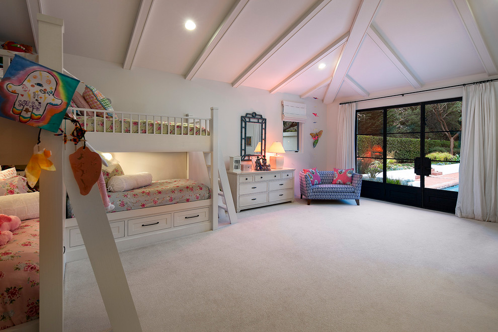 Immagine di una grande camera da letto minimal con pareti bianche e moquette