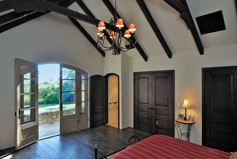 Foto de dormitorio principal tradicional grande sin chimenea con paredes blancas, suelo de madera oscura y suelo marrón