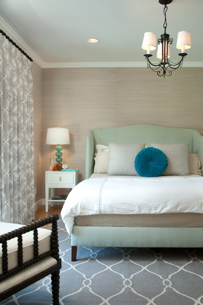На фото: гостевая спальня (комната для гостей) в классическом стиле с бежевыми стенами и паркетным полом среднего тона