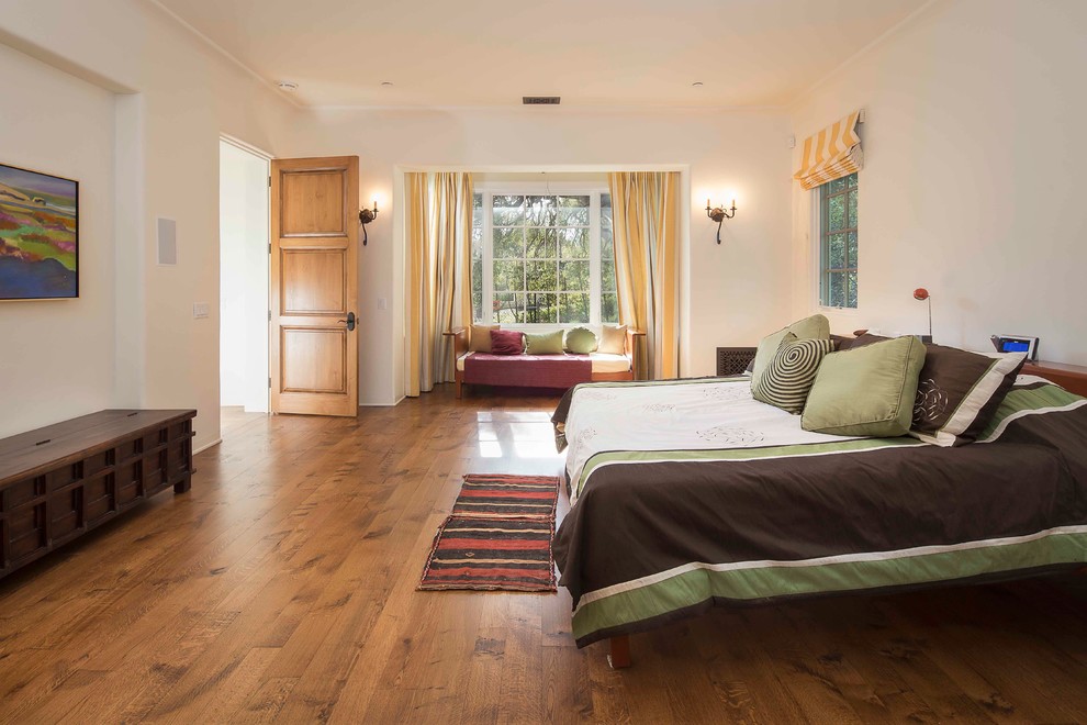 サンタバーバラにある中くらいな地中海スタイルのおしゃれな主寝室 (白い壁、無垢フローリング) のレイアウト