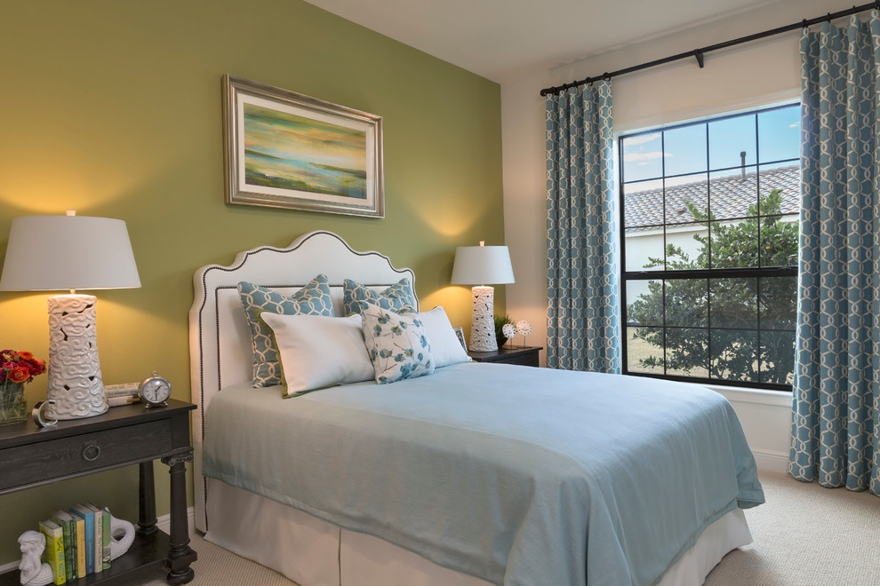 タンパにある小さなトランジショナルスタイルのおしゃれな客用寝室 (緑の壁、カーペット敷き、青いカーテン) のレイアウト