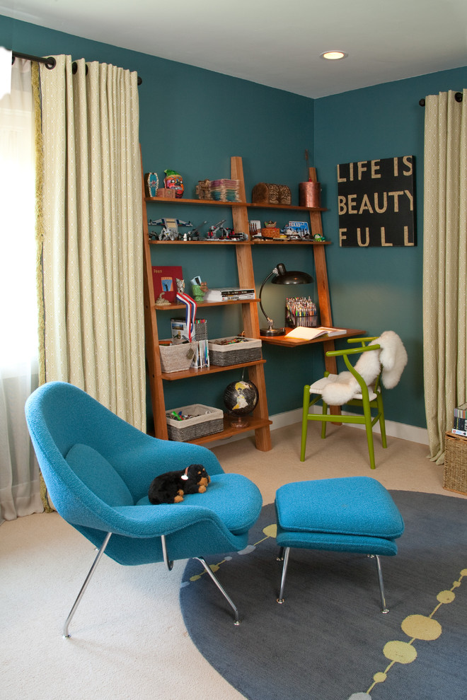 Imagen de dormitorio bohemio de tamaño medio con paredes azules y moqueta