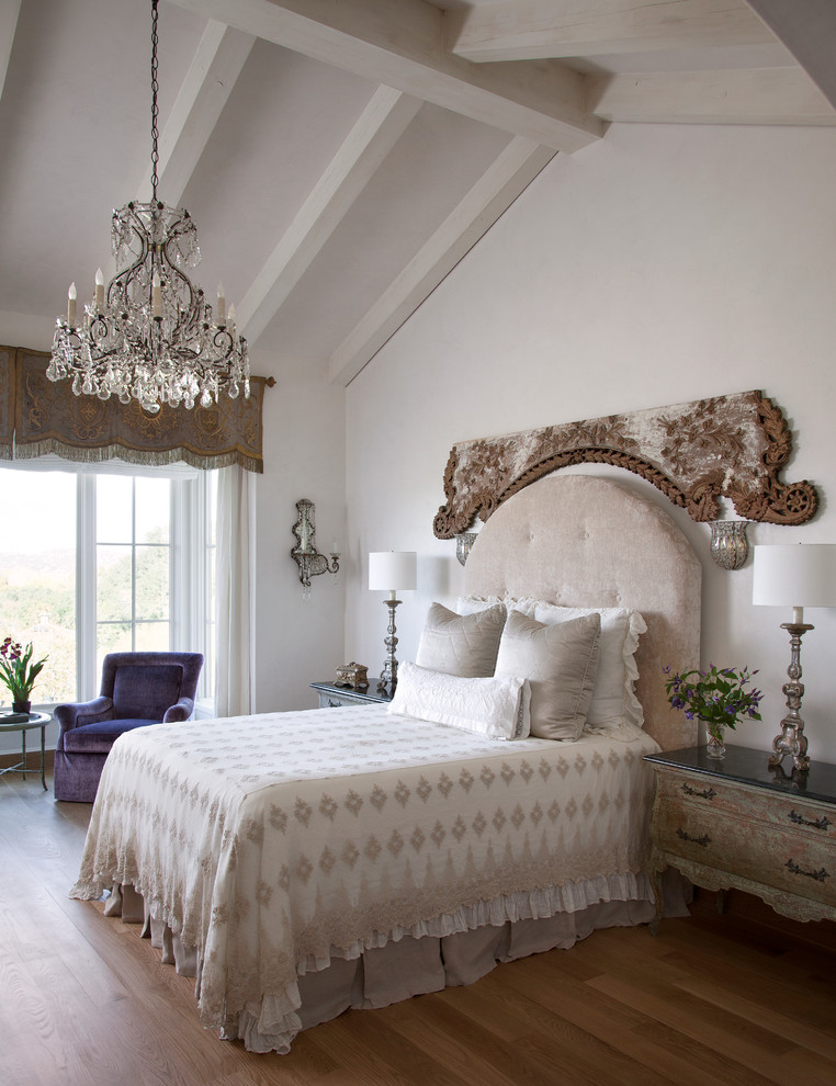 Diseño de dormitorio tradicional con paredes blancas y suelo de madera en tonos medios