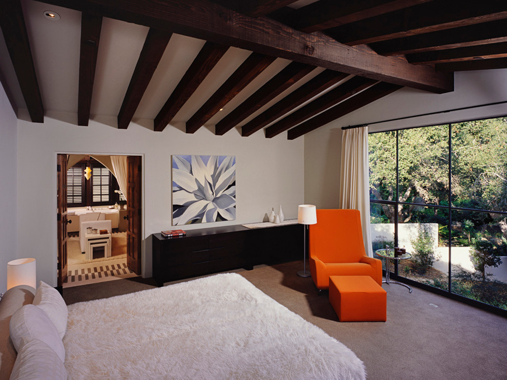 Стильный дизайн: большая хозяйская спальня в средиземноморском стиле с белыми стенами, ковровым покрытием и бежевым полом - последний тренд
