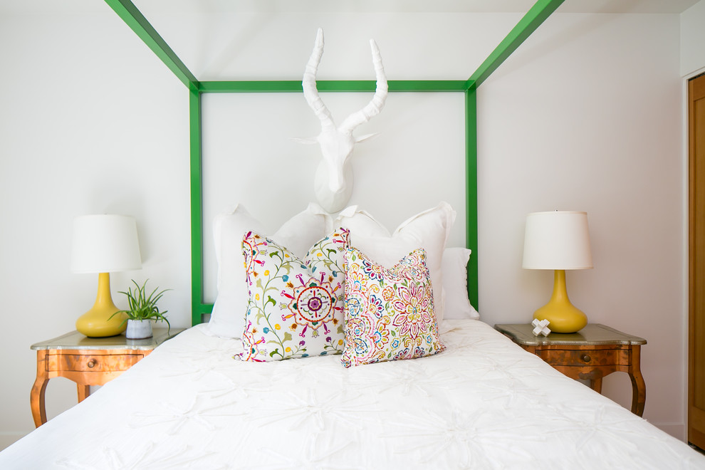 На фото: гостевая спальня (комната для гостей) в стиле ретро с белыми стенами