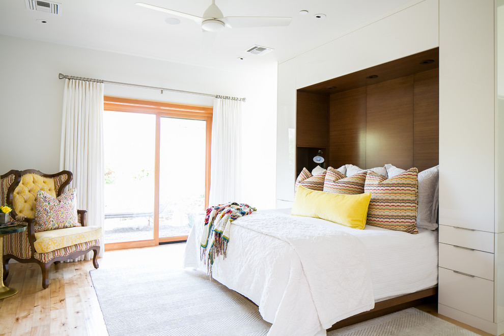 Стильный дизайн: хозяйская спальня в стиле ретро с белыми стенами и светлым паркетным полом - последний тренд