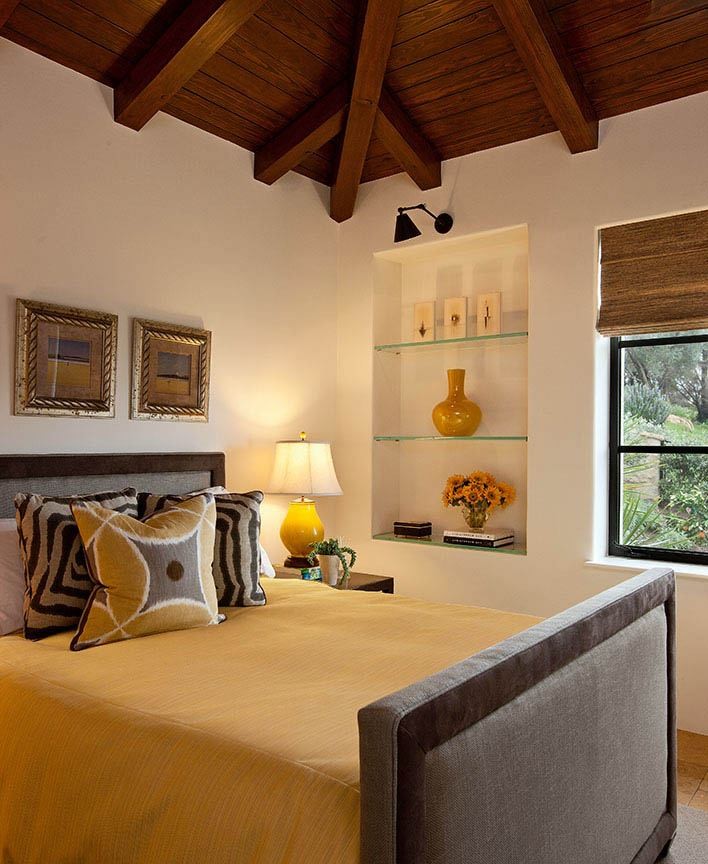 Ejemplo de habitación de invitados mediterránea de tamaño medio con paredes blancas y suelo de travertino