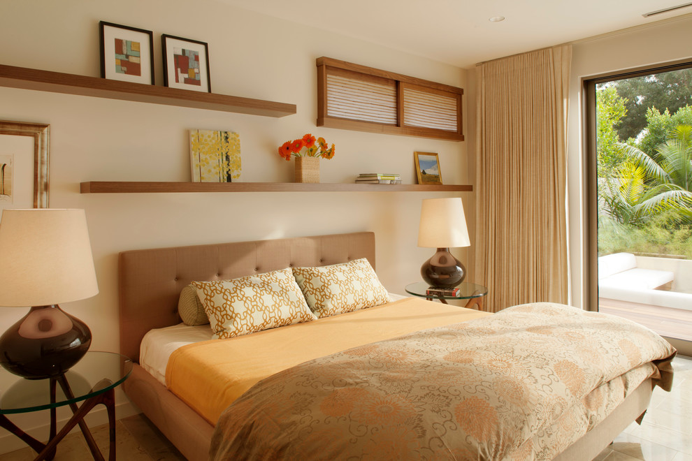 Bild på ett funkis sovrum, med beige väggar