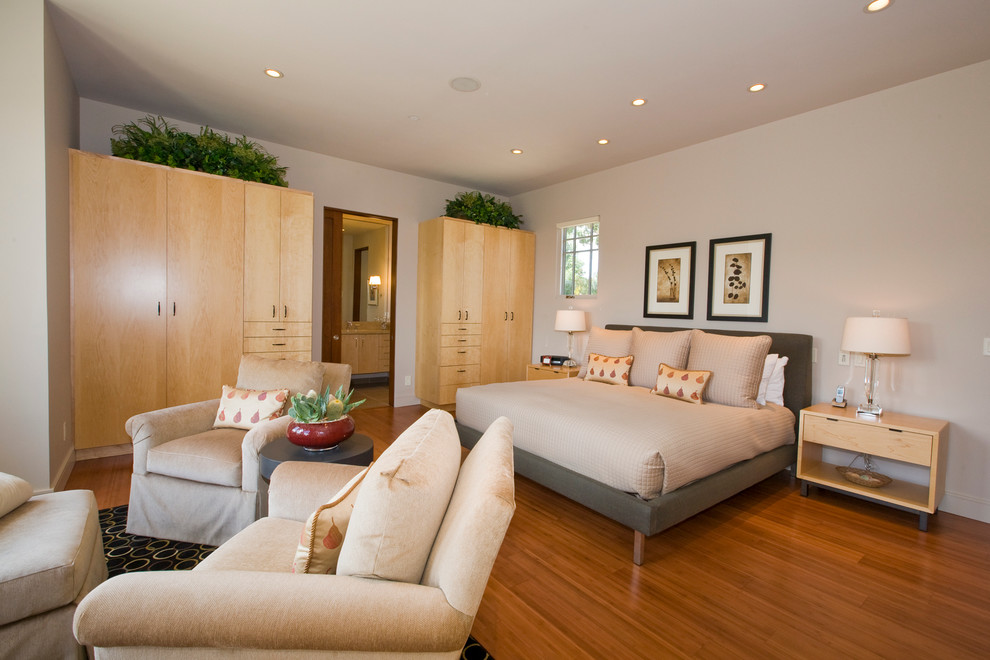 Immagine di una piccola camera degli ospiti contemporanea con pareti grigie e pavimento in bambù