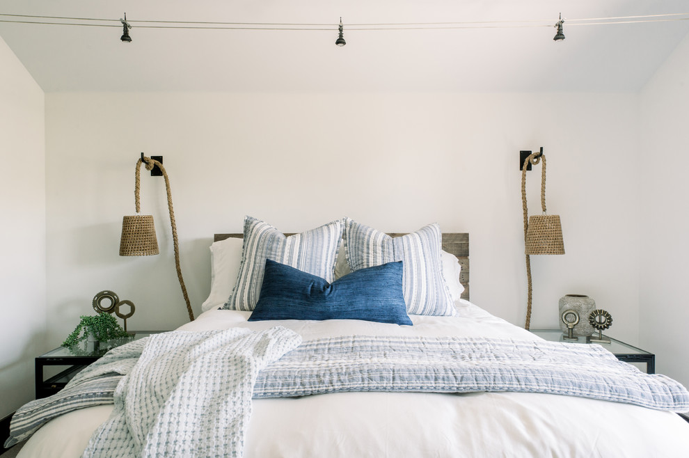 Идея дизайна: гостевая спальня среднего размера, (комната для гостей) в морском стиле с белыми стенами, ковровым покрытием и серым полом