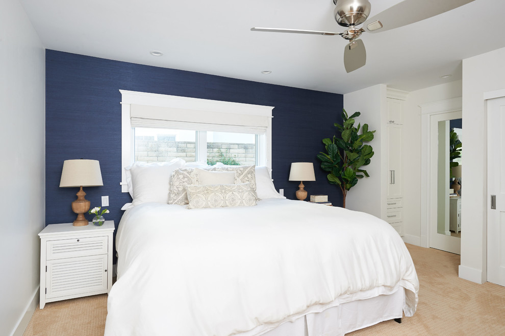 Пример оригинального дизайна: спальня в морском стиле с белыми стенами, ковровым покрытием и бежевым полом