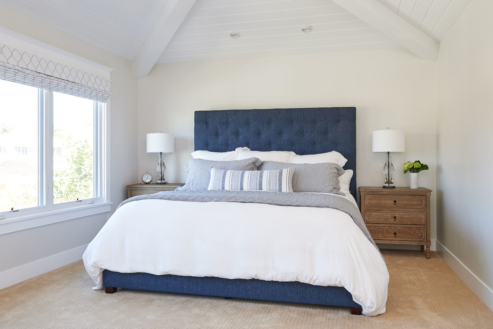 Foto de dormitorio principal costero grande con paredes grises, moqueta y suelo beige