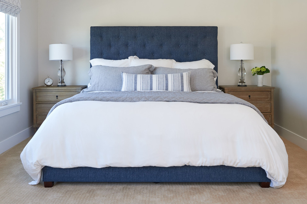 Свежая идея для дизайна: большая хозяйская спальня в морском стиле с серыми стенами, ковровым покрытием и бежевым полом - отличное фото интерьера