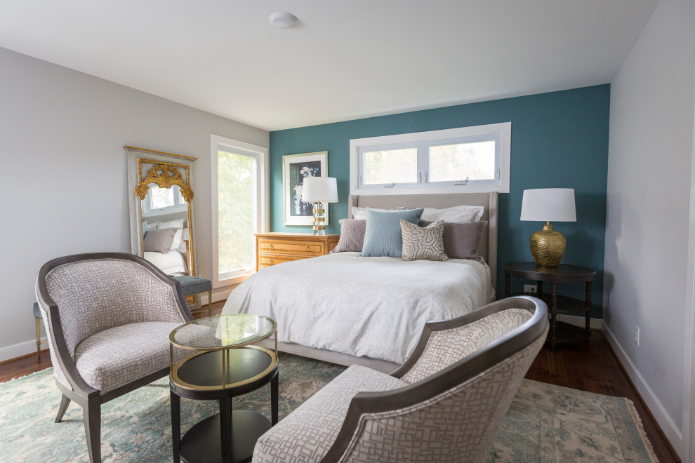 Diseño de dormitorio principal tradicional renovado de tamaño medio con paredes azules, suelo de madera oscura y suelo marrón