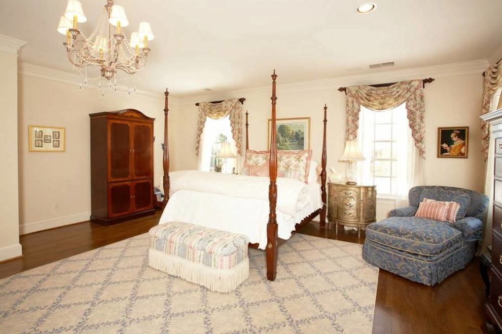 Großes Klassisches Hauptschlafzimmer ohne Kamin mit beiger Wandfarbe und dunklem Holzboden in Washington, D.C.
