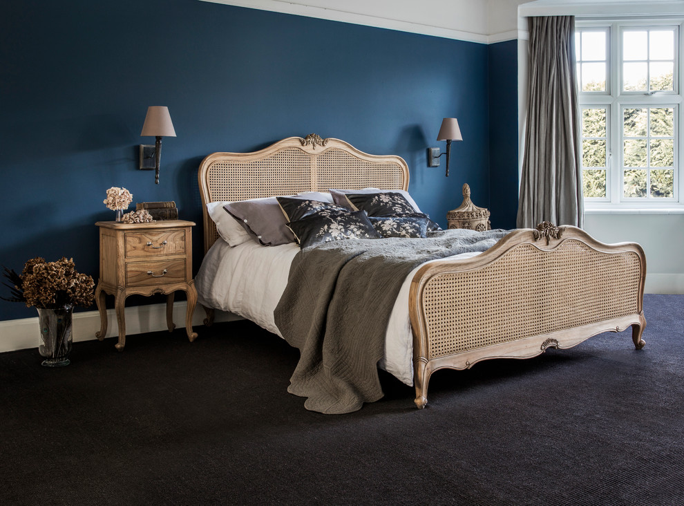 Стильный дизайн: хозяйская спальня в стиле шебби-шик с серыми стенами - последний тренд