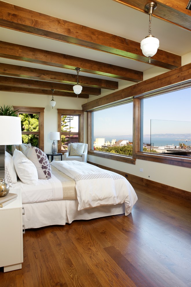 Mittelgroßes Klassisches Hauptschlafzimmer ohne Kamin mit weißer Wandfarbe, hellem Holzboden und braunem Boden in San Francisco