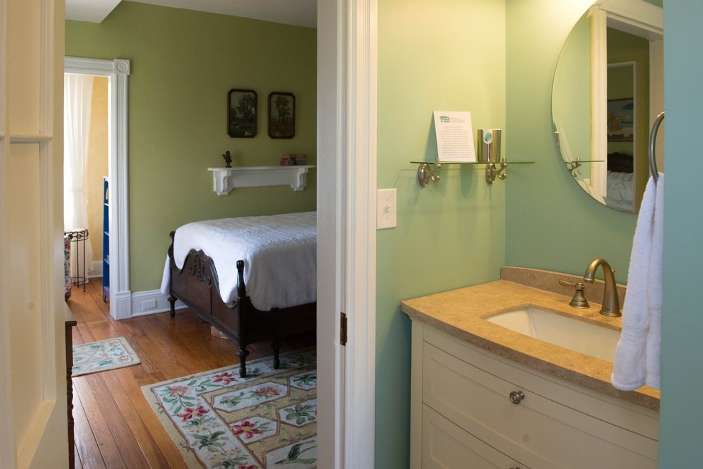 Пример оригинального дизайна: гостевая спальня среднего размера, (комната для гостей) в викторианском стиле с зелеными стенами, паркетным полом среднего тона и коричневым полом