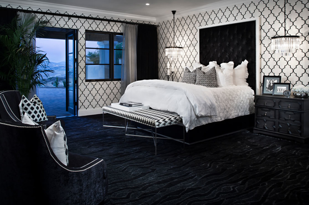 Источник вдохновения для домашнего уюта: большая хозяйская спальня в современном стиле с черными стенами и ковровым покрытием