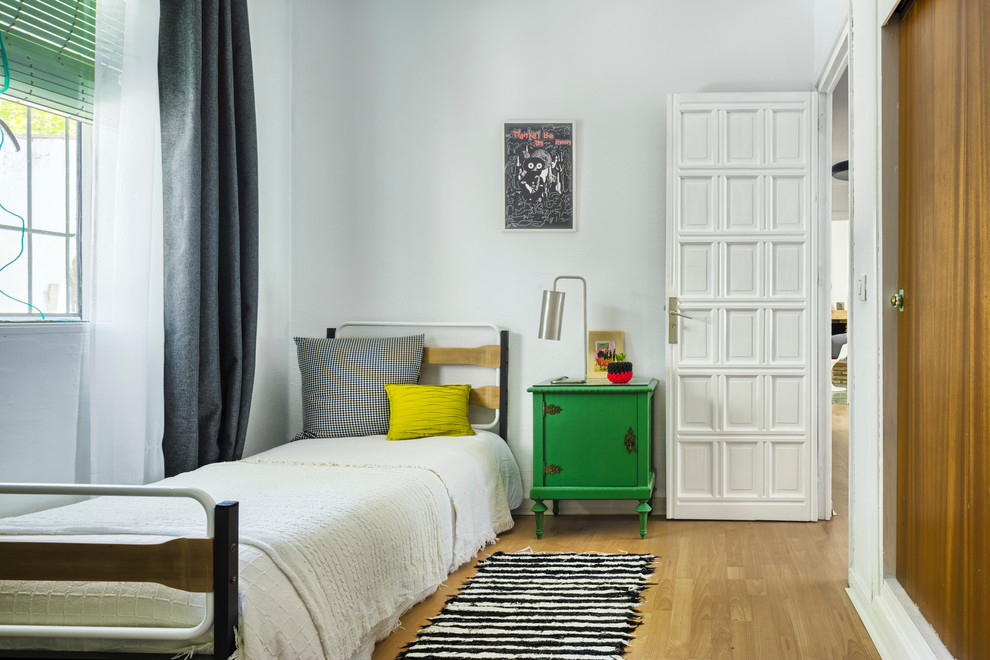 Идея дизайна: маленькая гостевая спальня (комната для гостей) в стиле неоклассика (современная классика) с белыми стенами и паркетным полом среднего тона без камина для на участке и в саду