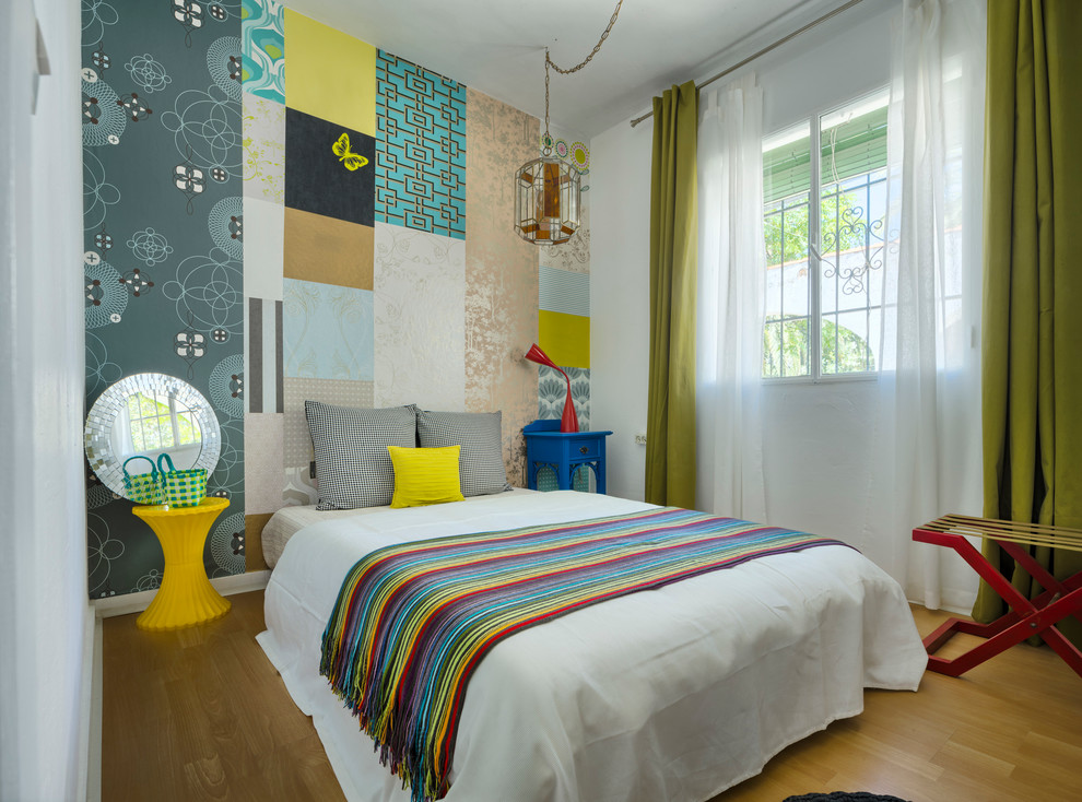 Стильный дизайн: хозяйская спальня среднего размера в стиле фьюжн с разноцветными стенами и паркетным полом среднего тона без камина - последний тренд