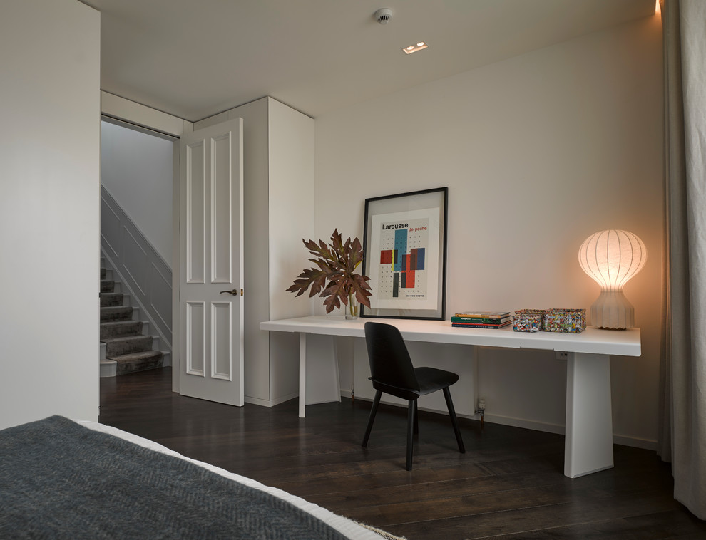 Modelo de habitación de invitados actual con paredes blancas y suelo de madera oscura