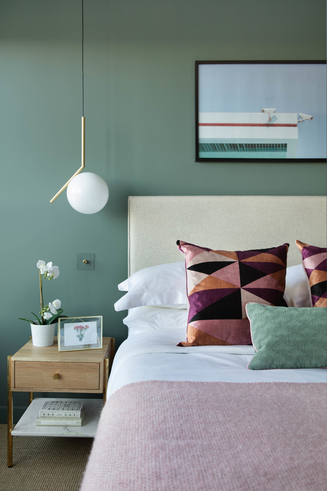 ロンドンにある中くらいなコンテンポラリースタイルのおしゃれな主寝室 (緑の壁、カーペット敷き、茶色い床)