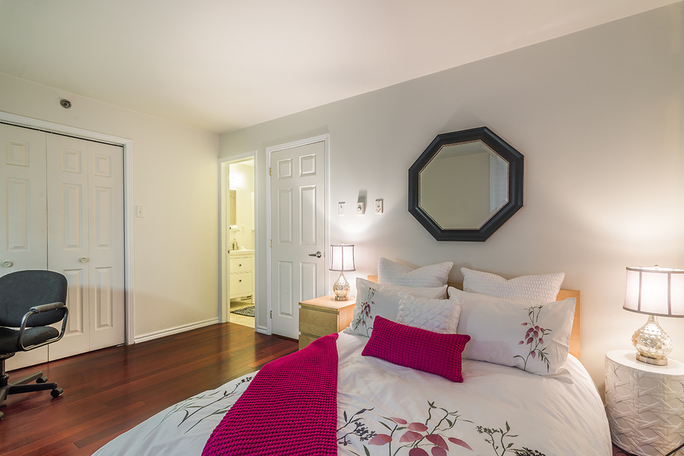 Foto de dormitorio principal contemporáneo pequeño con paredes beige y suelo de madera en tonos medios