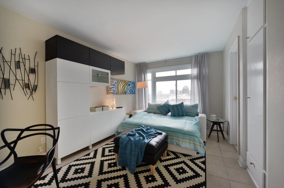 Ejemplo de dormitorio minimalista pequeño con paredes beige y suelo de baldosas de cerámica