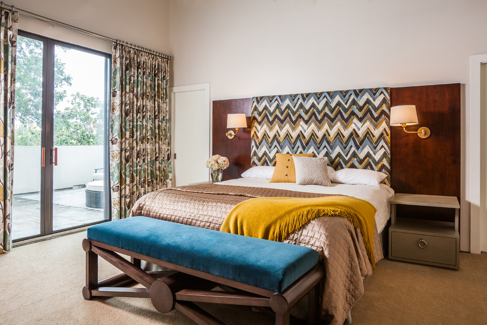 Klassisches Schlafzimmer mit beiger Wandfarbe und Teppichboden in Houston