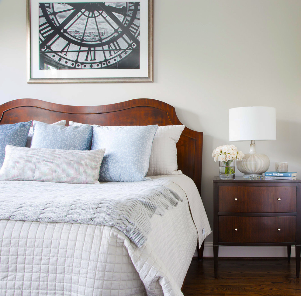 Diseño de dormitorio principal tradicional pequeño con paredes grises, suelo de madera en tonos medios y suelo marrón