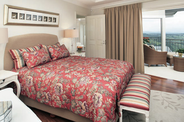 Foto de dormitorio tradicional sin chimenea con paredes blancas y suelo de madera en tonos medios