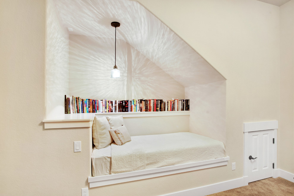 Esempio di una camera degli ospiti american style di medie dimensioni con pareti beige, moquette e pavimento beige
