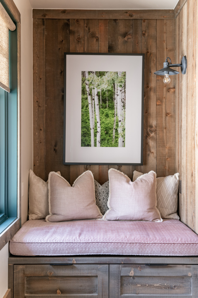 Réalisation d'une grande chambre chalet en bois avec un mur marron.