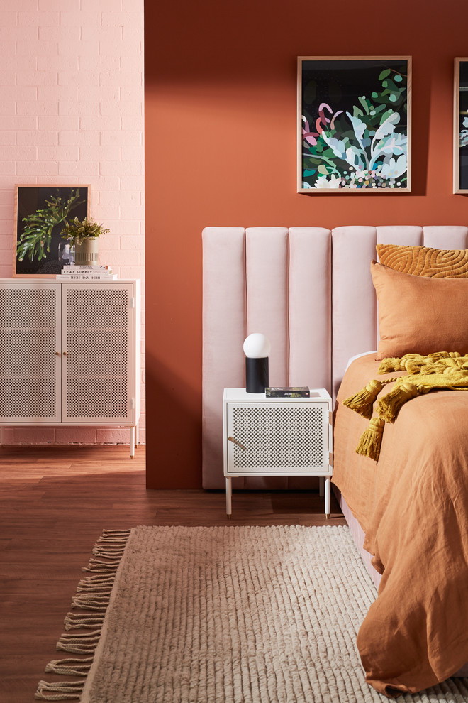 シドニーにある中くらいなコンテンポラリースタイルのおしゃれな主寝室 (オレンジの壁、クッションフロア、茶色い床)