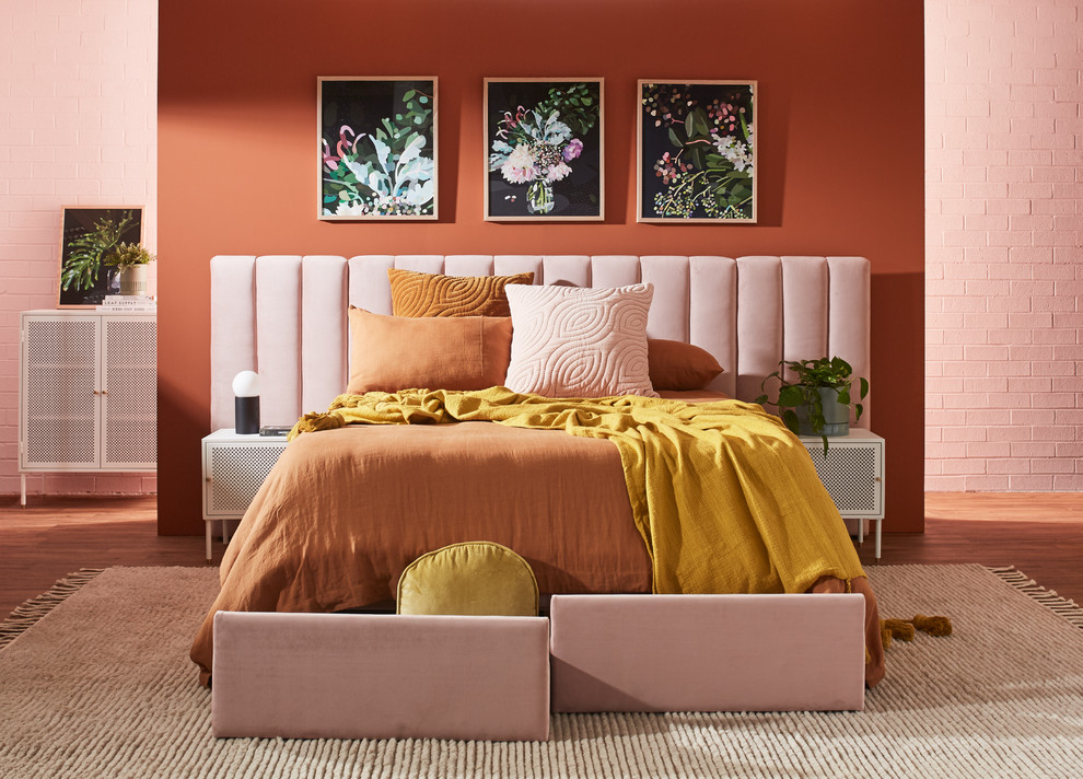 На фото: хозяйская спальня среднего размера в современном стиле с оранжевыми стенами, полом из винила и коричневым полом с