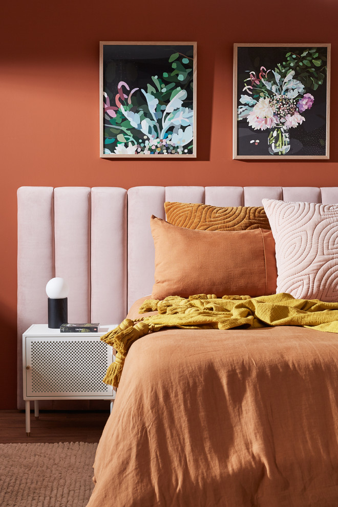 Mittelgroßes Modernes Hauptschlafzimmer mit oranger Wandfarbe, Vinylboden und braunem Boden in Sydney