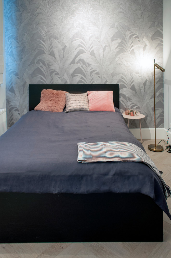 Kleines Modernes Gästezimmer mit grauer Wandfarbe, hellem Holzboden und braunem Boden in Amsterdam