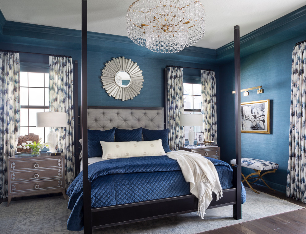 タンパにある中くらいなトラディショナルスタイルのおしゃれな主寝室 (青い壁、無垢フローリング、茶色い床) のインテリア