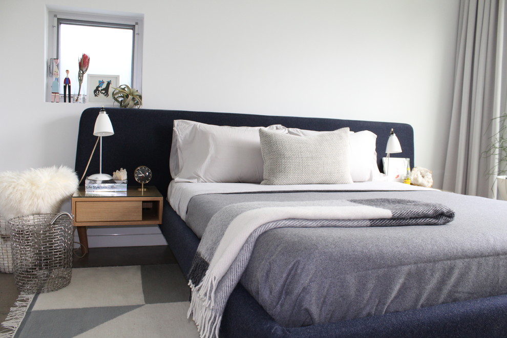 Idée de décoration pour une petite chambre d'amis vintage avec un mur blanc, sol en béton ciré, aucune cheminée et un sol gris.