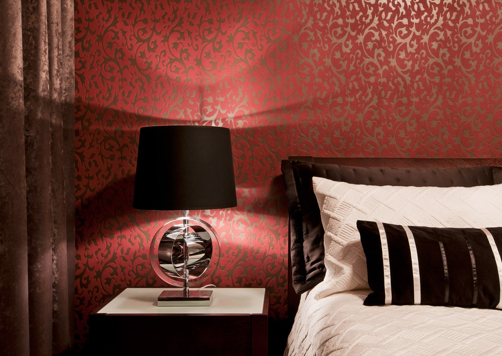 Идея дизайна: хозяйская спальня среднего размера в современном стиле с красными стенами и ковровым покрытием