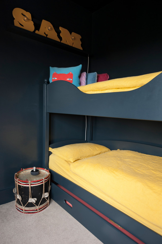 На фото: гостевая спальня (комната для гостей) в викторианском стиле с черными стенами, ковровым покрытием и черным полом с
