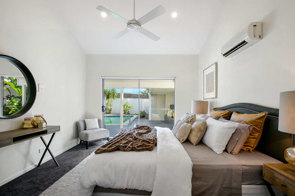 Maritimes Hauptschlafzimmer mit weißer Wandfarbe, Teppichboden und schwarzem Boden in Brisbane