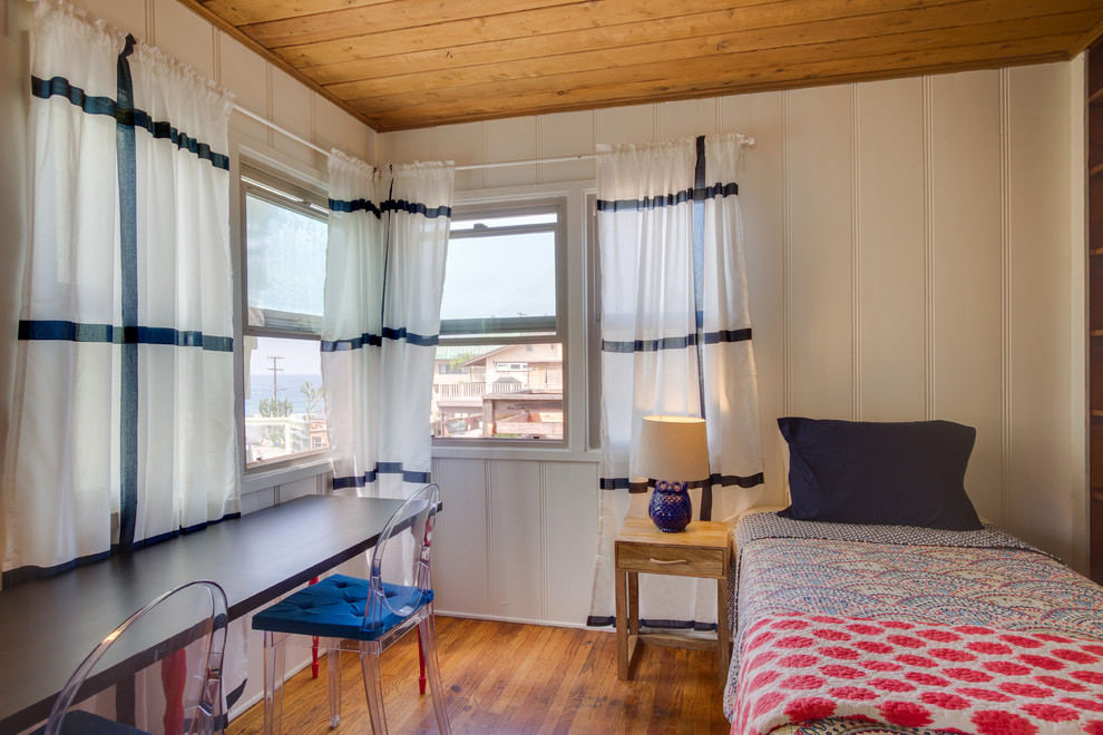 Источник вдохновения для домашнего уюта: маленькая гостевая спальня (комната для гостей) в морском стиле с белыми стенами и светлым паркетным полом для на участке и в саду