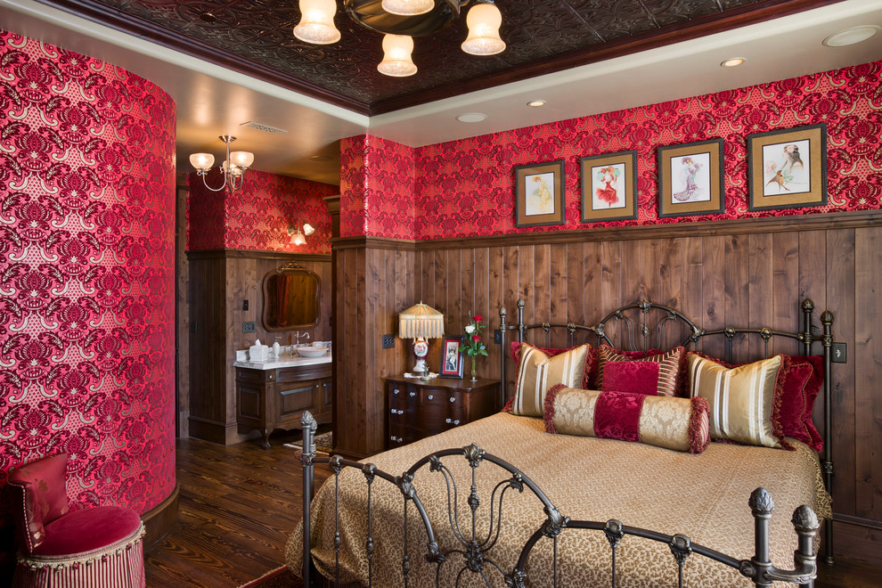 Foto de dormitorio principal rural sin chimenea con paredes rojas y suelo de madera oscura