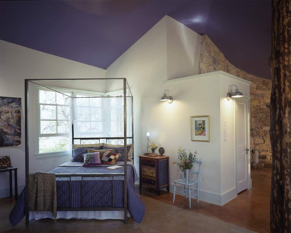 Modelo de dormitorio ecléctico con paredes beige y suelo de cemento