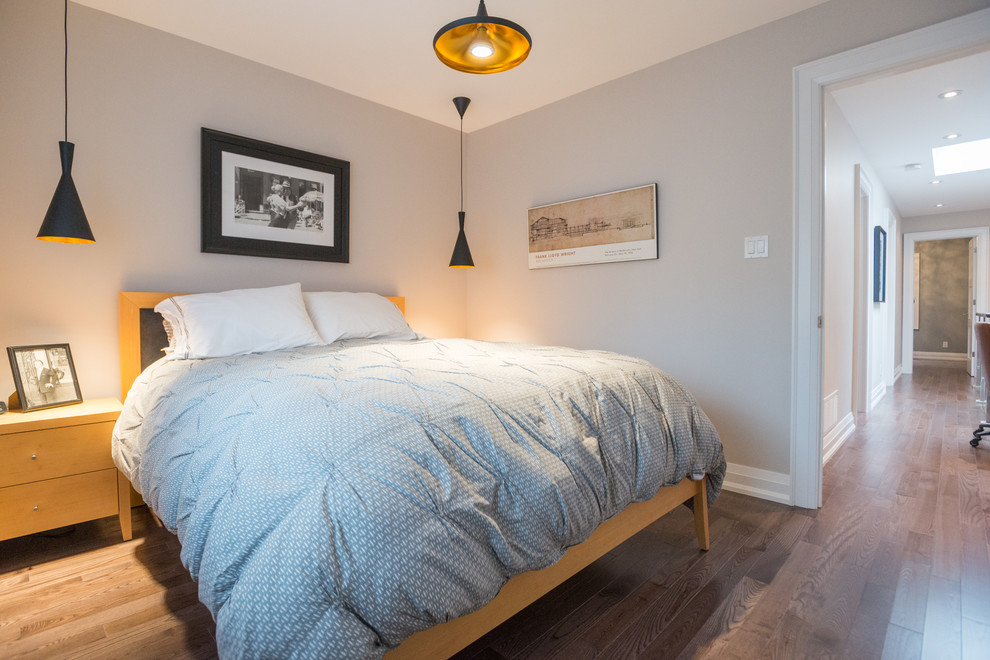 Kleines Modernes Gästezimmer ohne Kamin mit grauer Wandfarbe, braunem Holzboden und braunem Boden in Toronto