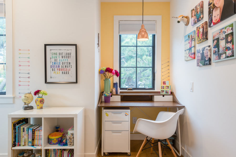 Ispirazione per una camera degli ospiti minimalista di medie dimensioni con pareti gialle, pavimento in legno massello medio e pavimento beige