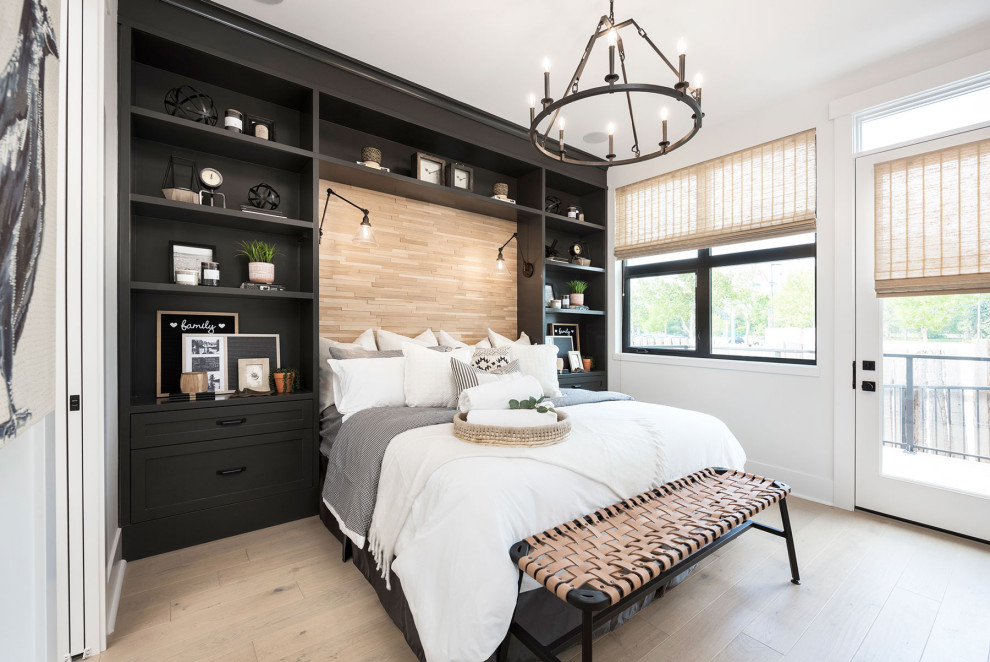 Modelo de dormitorio principal clásico renovado grande sin chimenea con paredes blancas, suelo de madera clara y suelo beige