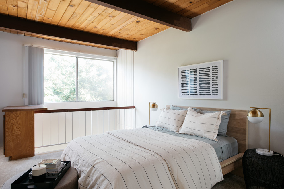 Diseño de dormitorio vintage con paredes blancas, moqueta y suelo gris